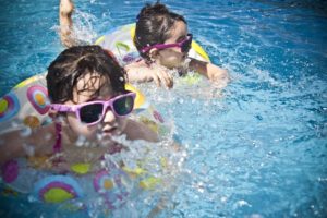 Wie schnell können Sie einem Kind das Schwimmen beibringen